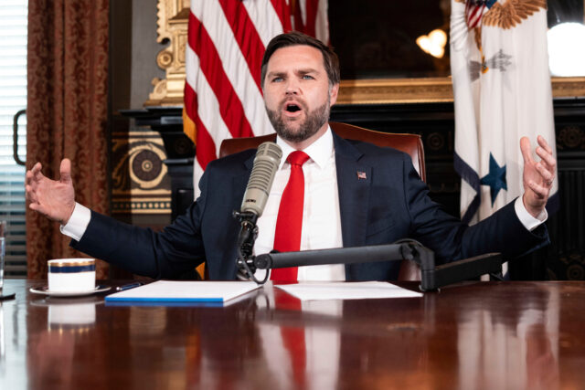 Charlie Kirk entrega chapéus antes de falar na Universidade de Utah Valley, em Orem, Utah, quarta -feira, 10 de setembro de 2025. (Tess Crowley/The Deseret News via AP)