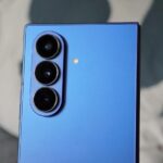 Desdobrado Samsung Galaxy Z Fold 7 mostrando o quão fino é