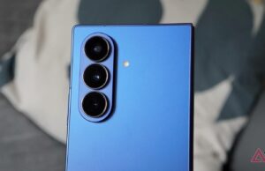 Vários clientes Galaxy Z Cayer 7 relatam problemas de pintura de descamação, como a camada z 6’s Desdobrado Samsung Galaxy Z Fold 7 mostrando o quão fino é