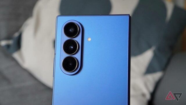 Desdobrado Samsung Galaxy Z Fold 7 mostrando o quão fino é