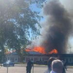 Várias pessoas foram baleadas em uma igreja mórmon em Michigan no domingo, e as autoridades disseram que o prédio estava pegando fogo após o incidente (mantendo a comunidade informada / Facebook)