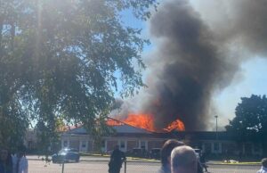 Vários indivíduos são disputados Igreja Mórmon de Michigan que pega fogo após atirador enérgico, afirmam polices Várias pessoas foram baleadas em uma igreja mórmon em Michigan no domingo, e as autoridades disseram que o prédio estava pegando fogo após o incidente (mantendo a comunidade informada / Facebook)