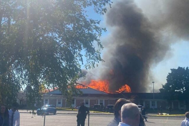 Várias pessoas foram baleadas em uma igreja mórmon em Michigan no domingo, e as autoridades disseram que o prédio estava pegando fogo após o incidente (mantendo a comunidade informada / Facebook)