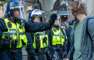 ‘Veio com a intenção de violência’: os confrontos surgem em um maciço protesto de Londres Os manifestantes se chocam com os membros da polícia na Trafalgar Square em 13 de setembro de 2025 em Londres, Inglaterra.