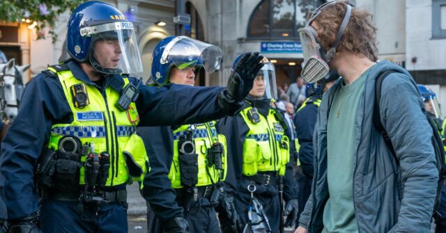 Os manifestantes se chocam com os membros da polícia na Trafalgar Square em 13 de setembro de 2025 em Londres, Inglaterra.