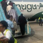 Vídeo de tendência: reações misturadas como funcionários arrastam o passageiro do Enugu Air