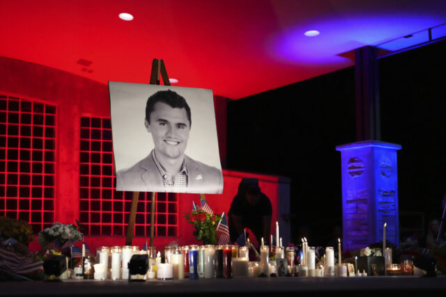 Videoclipe de Charlie Kirk capturando suspeito fugindo lançado pelo FBI 

