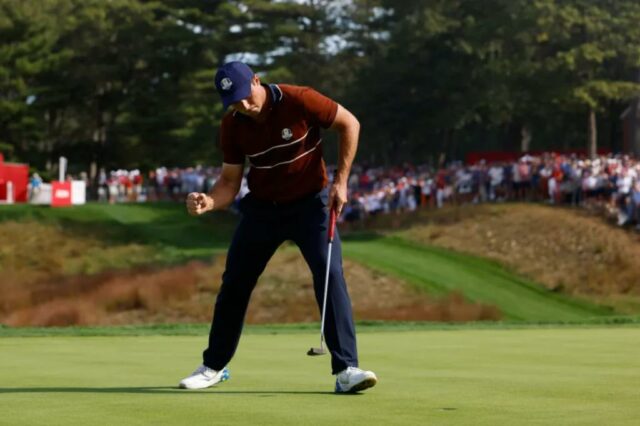 O jogador de golfe da Team Europe Viktor Hovland reage a uma tacada no 14º buraco no penúltimo dia de competição pela Ryder Cup em Bethpage Black. 