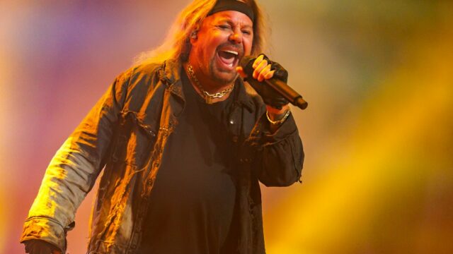 Vince Neil expõe que foi um derrame que adiou a residência de Las Vega, de Motley Crue, alegando que 'precisava descobrir para passear novamente' 

