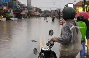 Vinte mortos, estradas para o aeroporto bloqueadas como inundações mortais aderidas na Indonésia Inundações em Denpasar, Indonésia - Fotos compartilhadas no Facebook a partir do Aeroporto de Bali Shuttles