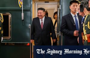 ‘Você conspira contra nós’: Trump deixa voar enquanto a China mostra seu poder de fogo O líder norte-coreano Kim Jong-un chega a Pequim junto com sua filha, Kim Ju-Ae, para participar do maior desfile militar da China.