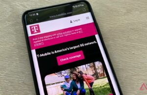 Você pode atualmente acumular uma linha sem custos da T-Mobile Um mapa de cobertura da T-Mobile em um smartphone.
