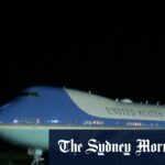 Voo de passageiros com destino a nós moscas muito perto da Força Aérea de um