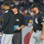 Um árbitro verifica a luva de Tyler Gilbert durante o quinto turno da vitória dos Yankees por 5-3 sobre o White Sox em 25 de setembro de 2025.