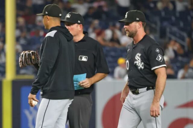 Um árbitro verifica a luva de Tyler Gilbert durante o quinto turno da vitória dos Yankees por 5-3 sobre o White Sox em 25 de setembro de 2025.
