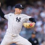O arremessador do New York Yankees jogando um arremesso.