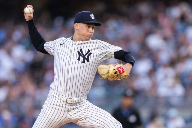 O arremessador do New York Yankees jogando um arremesso.