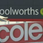 Melbourne, Austrália - 25 de março de 2015: Um supermercado Woolworths no subúrbio de Melbourne. Woolworths opera uma das duas grandes redes nacionais de supermercados na Austrália.