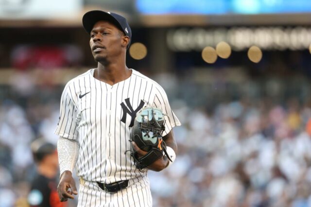 Jazz Chisholm Jr. olha durante o jogo Yankees-Orioles em 29 de setembro de 2025. 