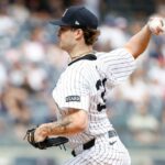 Cam Schlittler lança durante o jogo Yankees-Orioles em 26 de setembro de 2025.