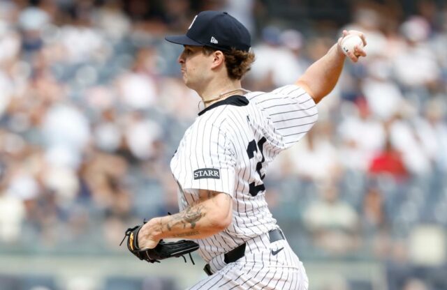 Cam Schlittler lança durante o jogo Yankees-Orioles em 26 de setembro de 2025. 
