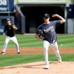O arremessador de Boston Red Sox, Garrett Crochet, fala em uma conferência de imprensa.