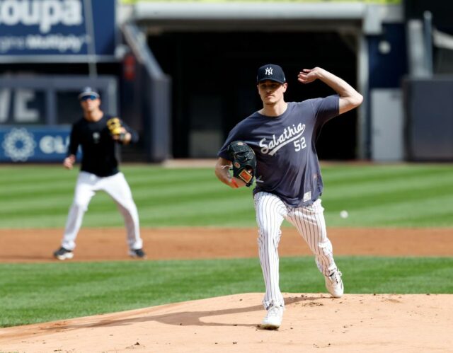 O arremessador de Boston Red Sox, Garrett Crochet, fala em uma conferência de imprensa.