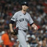 O arremessador de beisebol do New York Yankees jogando um arremesso.