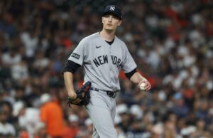 Yankees vs. Red Sox Previsão: MLB Saturday jogador adereços, probabilidades, escolhas O arremessador de beisebol do New York Yankees jogando um arremesso.