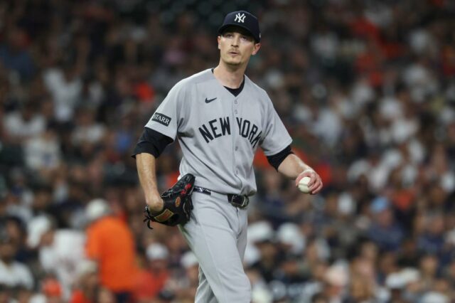 O arremessador de beisebol do New York Yankees jogando um arremesso.