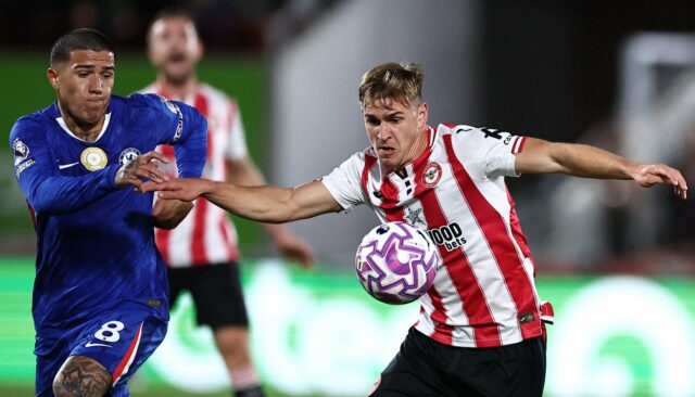 Yehor Yarmolyuk tirando a bola de Cole Palmer