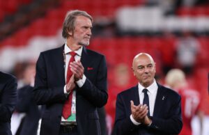 ₤ 4 bilhões de requisição concorrente certamente fornecerão Sir Jim Ratcliffe Autoconfiança em sua duradoura estratégia unida masculina O ex-presidente do Tottenham, Daniel Levy, nas arquibancadas.