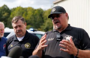 16 eliminados na explosão ‘destruidora’ que destruiu uma fábrica de dinamite das forças armadas do Tennessee, afirmam as autoridades O xerife do condado de Humphreys, Chris Davis, disse que mais de 300 pessoas vasculharam a fábrica após a explosão (Getty Images)