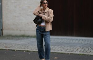 17 calças estreitas e elásticas para adquirir se você estiver entre as dimensões PARIS, FRANÇA - 20 DE MAIO: Ellie Delphine usa brincos dourados, um colar da Missoma, uma blusa / camisa bege oversized sem ombros da The Frankie Shop, calças jeans / jeans azuis de perna larga da H&M, uma bolsa de couro preta da Neous, sandálias T / sapatos de salto alto da Neous, durante uma sessão de fotos de moda de estilo de rua, em 20 de maio de 2024 em Paris, França. (Foto de Edward Berthelot/Getty Images)