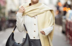 17 suéteres de declaração viral que seguem a moda silenciosa e luxuosa – a partir de apenas US $ 8 MILÃO, ITÁLIA - 26 DE SETEMBRO: Alison Toby usa cabelo castanho ondulado de comprimento médio com uma parte central, óculos de sol ovais de tartaruga, uma pulseira de ouro e um anel de ouro, uma bolsa de couro marrom, um suéter de gola alta marrom de manga comprida enfiado em uma saia midi de couro preto com costura envolvente e cintura alta, botas de couro preto até o joelho com salto baixo, fora da Tod's, durante a Milan Fashion Week - Moda Feminina Primavera/Verão 2026, em 26 de setembro de 2025 em Milão, Itália (Foto de Edward Berthelot/Getty Images)