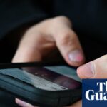 2 anos após a execução das restrições telefônicas universitárias na Austrália, o que mudou?