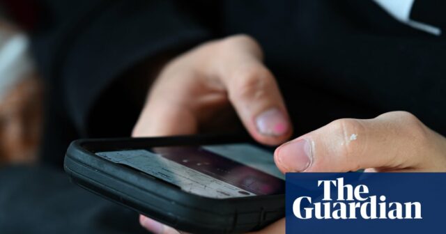 2 anos após a execução das restrições telefônicas universitárias na Austrália, o que mudou? 

