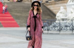 21 peças de estilo antropológico que você nunca imaginaria encontrar na Amazon – a partir de US$ 6 Alba Garavito Torre usa óculos de sol pretos da Ray Ban, brincos grandes de pérolas brancas, camisa branca com gola grande recortada em renda, capa oversized de feltro / lã bege, calça palazzo de lã / feltro bege combinando, bolsa preta de couro brilhante com babados, pulseira Love dourada da Cartier, pulseira dourada, anéis dourados, sapatos de couro marrom com salto agulha, durante sessão de fotos de moda street style, em outubro 28 de outubro de 2021 em Paris, França.