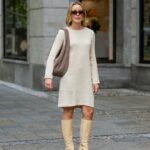 PARIS, FRANÇA - 04 DE MARÇO: Patricia Wirschke vista usando óculos de sol redondos dourados Ray-Ban, vestido maxi de seda com botão estampado de coração roxo / rosa Odeeh e mangas compridas, calças compridas de seda com estampa bege / vermelho Odeeh, bolsa com aba de tecido bege Chanel, saltos / escarpins de couro bege / preto Chanel, durante a Paris Fashion Week - Moda feminina outono inverno 2023 2024, em 04 de março de 2023 em Paris, França. (Foto de Jeremy Moeller/Getty Images)