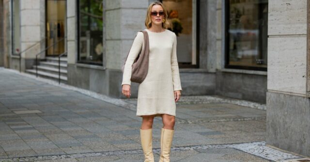 PARIS, FRANÇA - 04 DE MARÇO: Patricia Wirschke vista usando óculos de sol redondos dourados Ray-Ban, vestido maxi de seda com botão estampado de coração roxo / rosa Odeeh e mangas compridas, calças compridas de seda com estampa bege / vermelho Odeeh, bolsa com aba de tecido bege Chanel, saltos / escarpins de couro bege / preto Chanel, durante a Paris Fashion Week - Moda feminina outono inverno 2023 2024, em 04 de março de 2023 em Paris, França. (Foto de Jeremy Moeller/Getty Images)