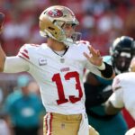 O jogador de San Francisco 49ers, Brock Purdy, se prepara para jogar o futebol.