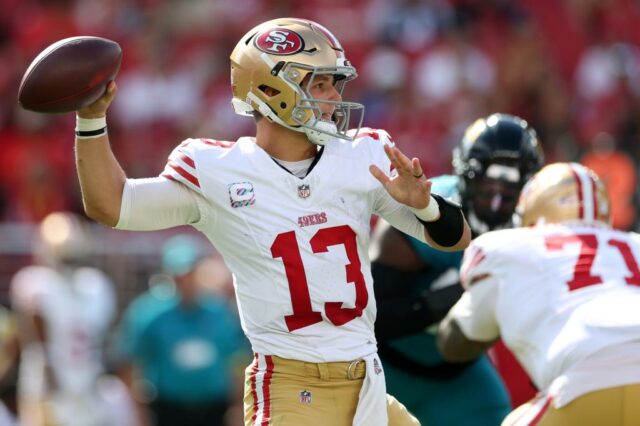 O jogador de San Francisco 49ers, Brock Purdy, se prepara para jogar o futebol.