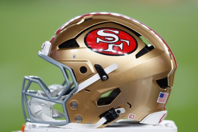49ers perdem mais uma corrida de passe por fator não San Francisco 49ers helmet