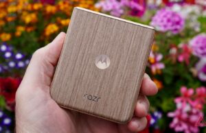 6 Técnicas de came que eu uso para melhorar imagens com o Moto Razr 2025 Motorola Razr 2025 contra uma árvore sempre -verde