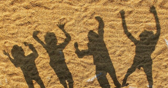 A Apple terá que cumprir outra lei de verificação de idade da App Store, na Califórnia | Sombras de crianças vistas na areia