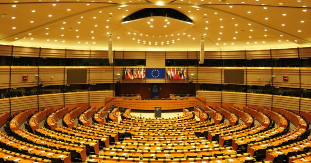 A Apple investiu US$ 8 milhões fazendo lobby na UE A Apple gastou US$ 8 milhões fazendo lobby junto à UE no ano passado e realizou 76 reuniões | Foto mostra o interior do Parlamento Europeu em Bruxelas