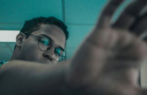 A Apple lida com o exame de crime cibernético na França após a questão da Siri A Apple enfrenta uma investigação cibernética na França após a queixa da Siri | Foto stock de um homem usando um gesto de bloqueio