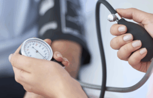 A Austrália gastou US$ 19,7 bilhões no combate a essa condição à medida que os gastos com saúde aumentam Medindo a pressão arterial