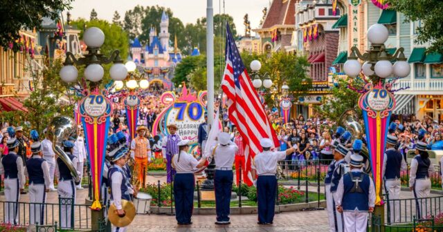 A Disney se inclina diretamente para o nacionalismo, transformando Soarin' All over the world em Soarin' Worldwide America 

