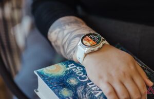 A Garmin também não pisca quando o Strava desiste voluntariamente de sua ação legal Pessoa correndo olhando para o relógio